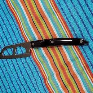 CutCo’s Santoku-Style Cheese knife